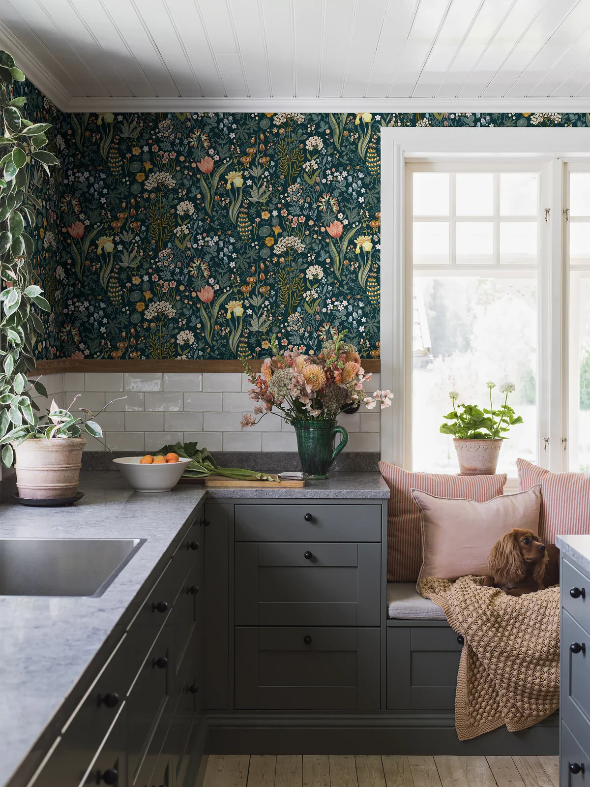 Tapeta z roślinnym motywem kwiatów BLOMSTERHAV granatowy z zielonym - Image 5