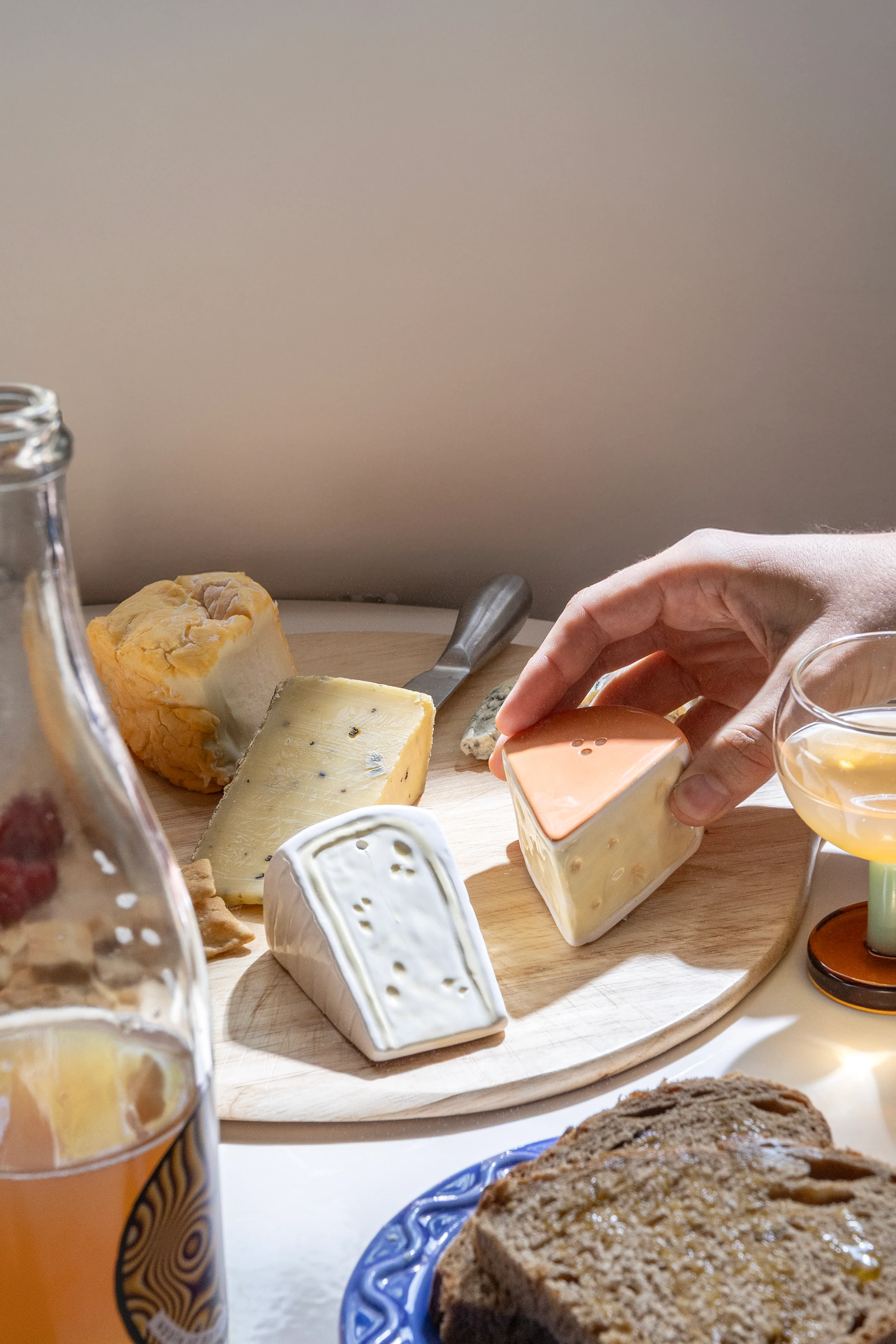 Solniczka i pieprzniczka CHEESE biały z pomarańczowym - Image 5
