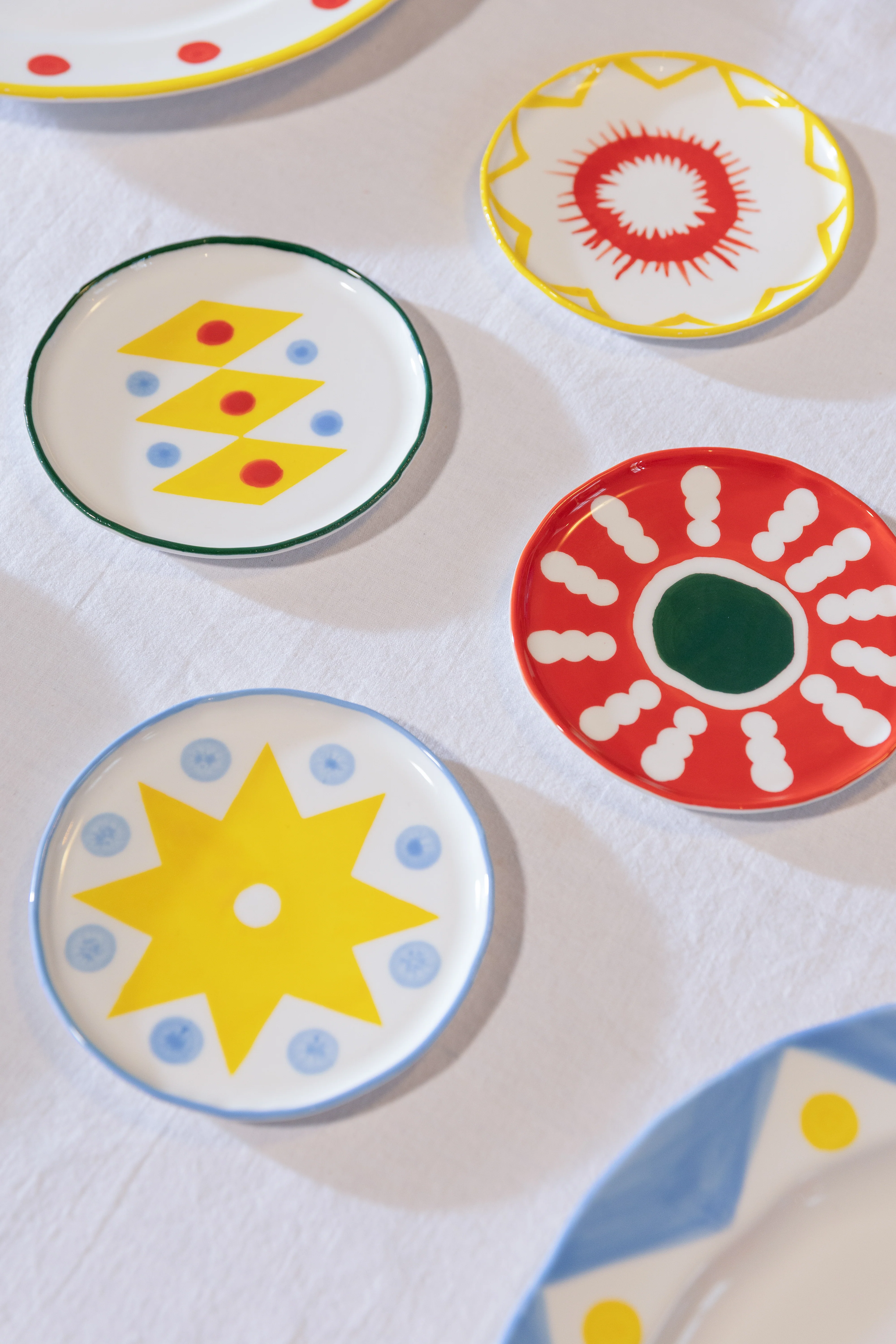 Zestaw talerzy deserowych FESTIVO kolorowa porcelana - Image 4